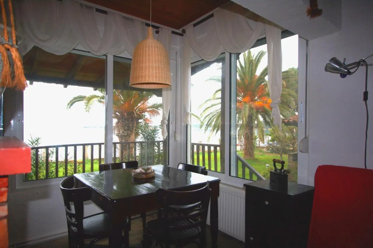 Docker Beachfront House, Vourvourou Ferienhaus